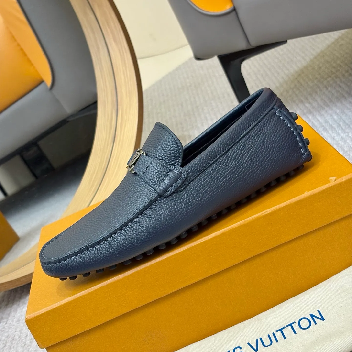 Men's men's shoes 💰420 (Yangli) LV 2⃣️0⃣️2⃣️5️⃣Spring and summer counter GLORIA series models ✈️Original factory special leather production, original last type. A classic driving slip-on casual shoe that shows an elegant style with exquisite craftsmanship details such as Monogram embossing all over the upper🌀Italian imported calfskin fabric Sheepskin foot pads➕Inside～Private mold replica sole Unique style Comfortable driving slip-on Size: 4-12 (38-46) Comes with [Counter packaging: original box, wrapping paper, card, instruction manual, shoehorn, cloth bag] No pressure to enter and leave the counter!